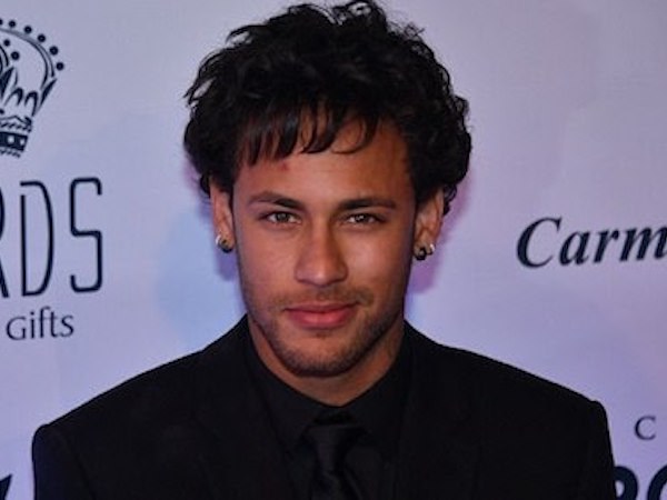 Vừa chia tay bạn gái xinh đẹp, Neymar khoe ngay tóc mới