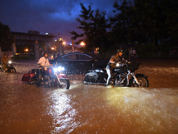 Xe Harley, Mercedes chết máy trong mưa ngập chiều tối