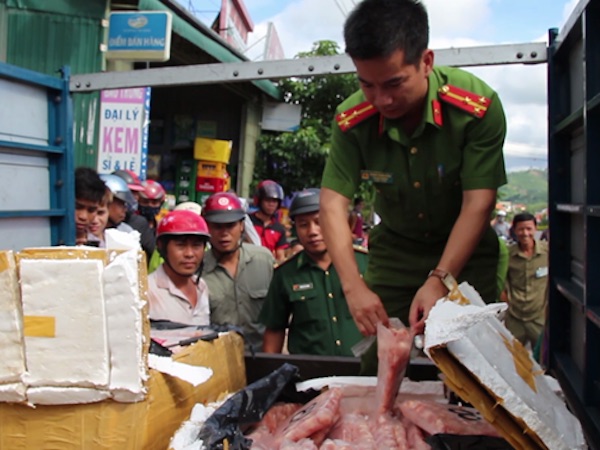 Chặn đứng 630 kg sụn gân gà thối ngay biên giới