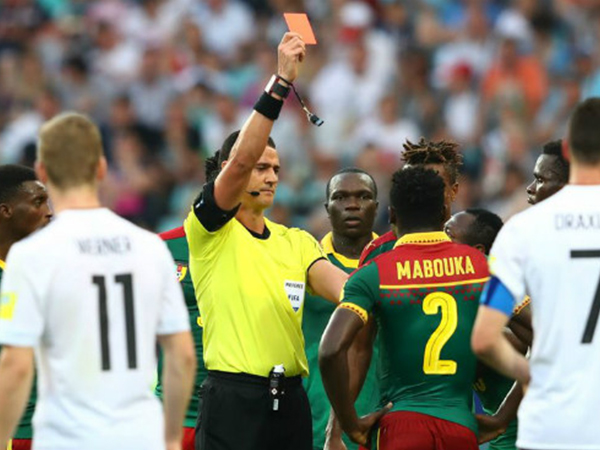 Confed Cup: Trọng tài rút thẻ "loạn xạ" vì công nghệ