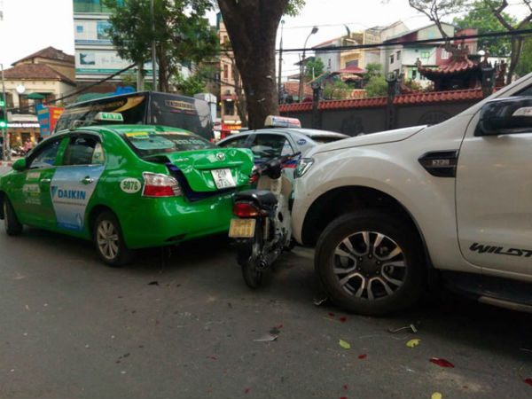 Hà Nội: Xe "điên" đâm 5 ô tô, xe máy, 3 người thương vong