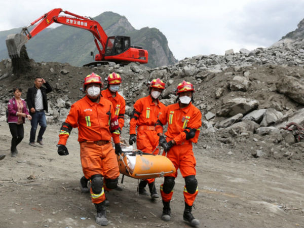 Lo ngại lở đất kép, Trung Quốc yêu cầu lính cứu hộ rời hiện trường