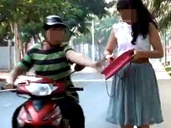 Một giáo viên “phục” trước ngân hàng để cướp