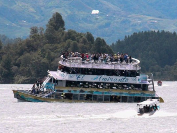 Nguyên nhân nào khiến tàu du lịch Colombia chở 170 người bị đắm?