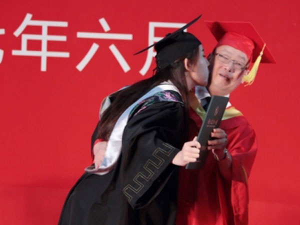 Nữ sinh bất ngờ hôn thầy hiệu trưởng trong lễ tốt nghiệp