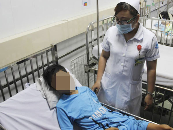 Ôm gối, bé trai bị kim đâm "chạy" vào tim