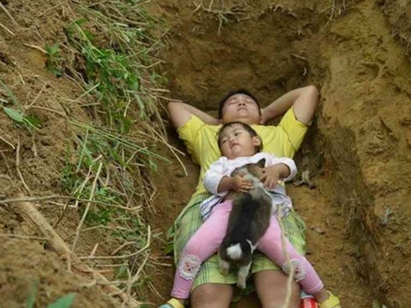 Ông bố trẻ ngày ngày bế con gái ra mộ đào sẵn nằm, ai cũng khóc khi biết sự thật