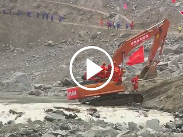 Video Lở đất ở Tứ Xuyên: Đội cứu hộ chạy đua với thời gian tìm người mất tích