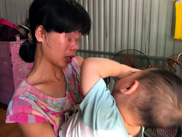 Bà mẹ từng bắt con 3 tuổi trần truồng đứng dưới mưa: "Tôi muốn cho con để gia đình khác nuôi cho chúng đỡ khổ"