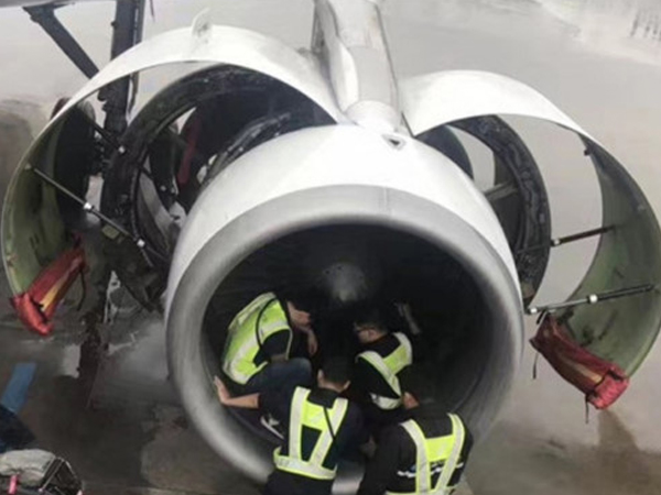 Hành khách Trung Quốc ném đồng xu vào động cơ máy bay để cầu may