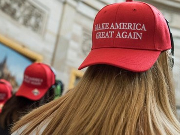 Hé lộ người phụ nữ đằng sau những bộ đồng phục cổ động Trump