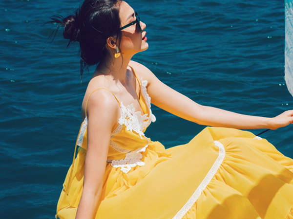 Lệ Hằng bay bổng dưới nắng cùng gam vàng rực rỡ
