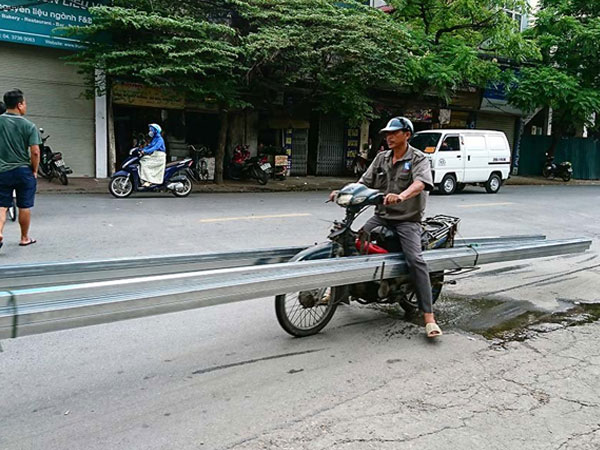 Tập đoàn "xe xác ướp" chở tôn dọc ngang trên phố Hà Nội