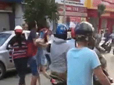 Thanh niên đập mũ bảo hiểm vào đầu cô gái sau va chạm giao thông