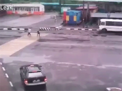 Video: Hậu quả khi người phụ nữ sang đường cố đua tốc độ với ô tô