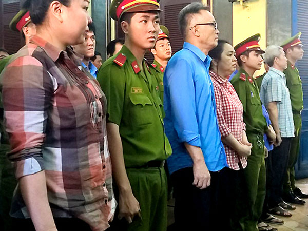26 cựu hải quan kêu oan cáo buộc giúp doanh nhân chiếm đoạt thuế