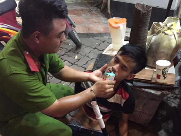 Hà Nội: CSGT giúp đỡ 1 nam thanh niên bị lừa bán sang Trung Quốc tìm đường về nhà