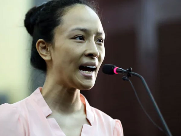 Hoa hậu Phương Nga thể hiện bản lĩnh "sắc như dao" trước tòa