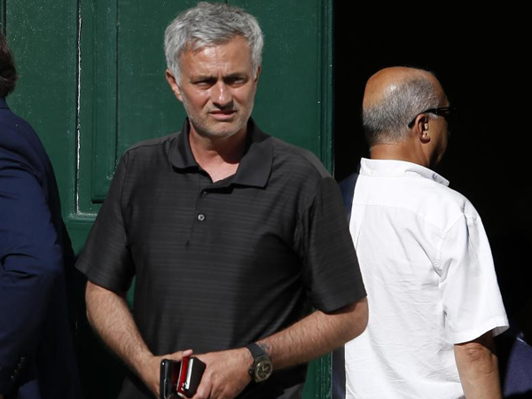 Mourinho rầu rĩ trong đám tang cha