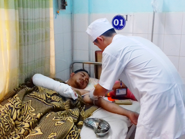 Nhóm trai làng vác mã tấu trêu chọc, chém công an trọng thương