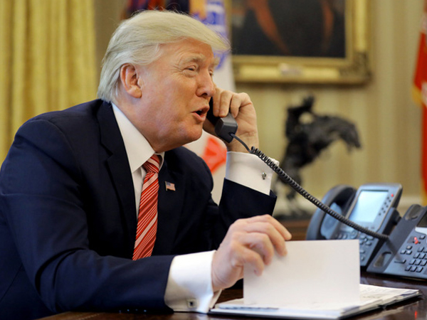 Ông Trump “sốt ruột” khi giữ điện thoại 90 giây để gặp Thủ tướng Ireland