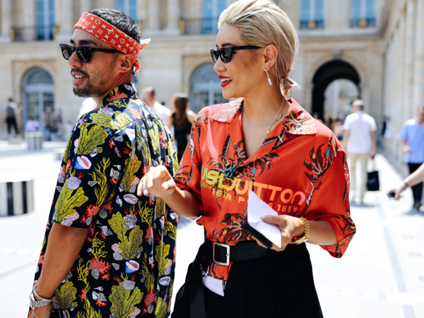 Sơ mi hoạ tiết lên ngôi tại street style tuần lễ thời trang nam giới 2018