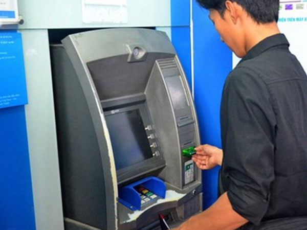 Tăng phí rút tiền ngoại mạng qua ATM: Ngân hàng ngày càng... tận thu?