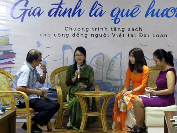Tặng sách cho người Việt tại Đài Loan