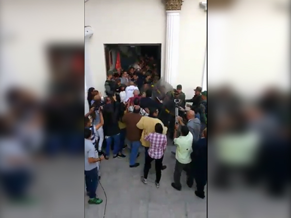 Vệ binh quốc gia đụng độ nghị sĩ Venezuela tại tòa nhà quốc hội