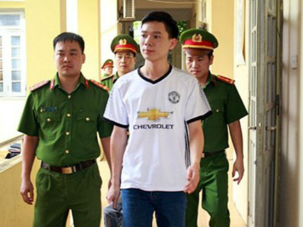 Bác sĩ Hoàng Công Lương bị bắt: Cha già chực khóc khi nhắc tới con trai