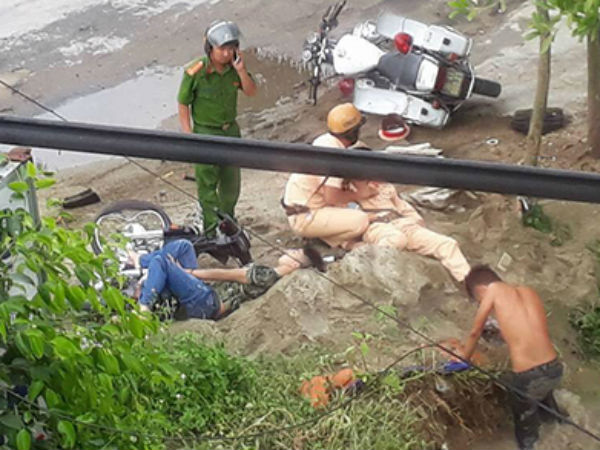 Xe máy kẹp ba tông xe cảnh sát, 5 người bị thương