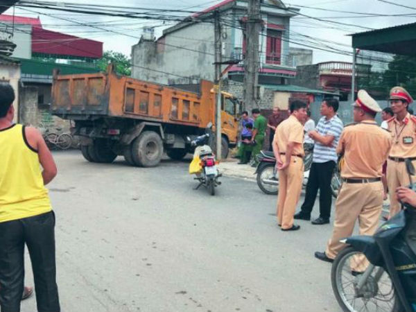Hải Dương: Bé 18 tháng tuổi chơi trên vỉa hè bị xe tải cán tử vong