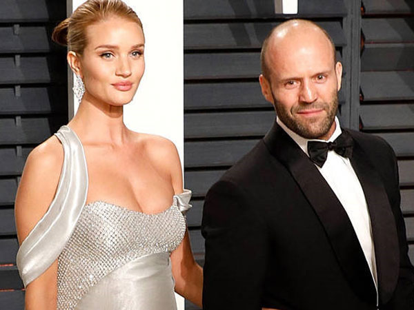 Jason Statham cùng bạn gái siêu mẫu đón con trai đầu lòng