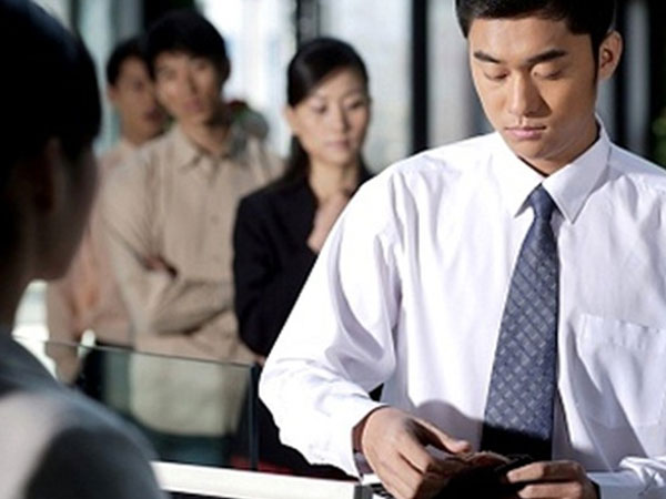 Làm được bao nhiêu anh gửi về cho mẹ, hẹn hò lần nào anh cũng bắt tôi bao