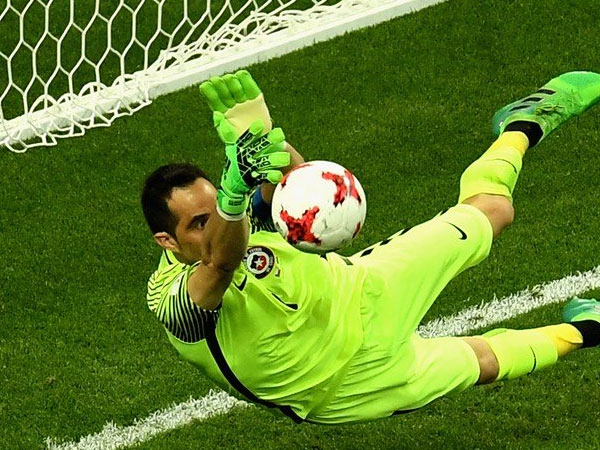 Người hùng Bravo giúp Chile loại Bồ Đào Nha sau màn "đấu súng"