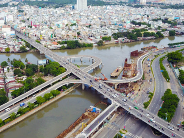 Thông xe 2 nhánh cầu Nguyễn Văn Cừ giảm ùn tắc trung tâm TP HCM