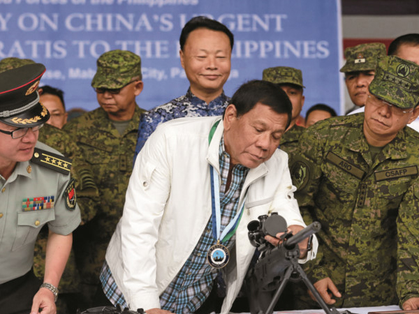 Trung Quốc tặng Philippines hàng nghìn súng để đối phó phiến quân