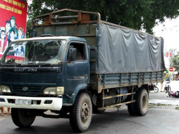 Truy tìm tài xế lái xe tải bỏ trốn sau tai nạn chết người