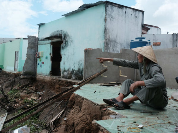 Vụ sạt lở 6 ngôi nhà kinh hoàng ở Nhà Bè: Chỉ kịp ôm con mà chạy lúc nửa đêm