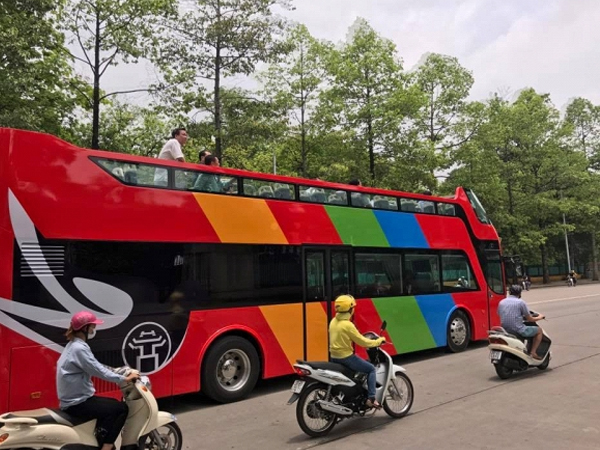 Xe bus 2 tầng "mui trần" xuất hiện trên đường phố Hà Nội khiến nhiều người thích thú