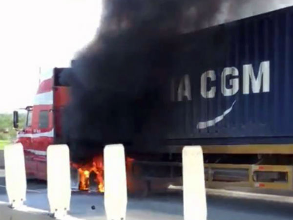 Xe container bốc cháy trên cao tốc Long Thành