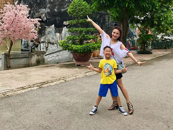 Bảo Thanh đưa con trai đi chơi trong bão scandal "thả thính" Việt Anh