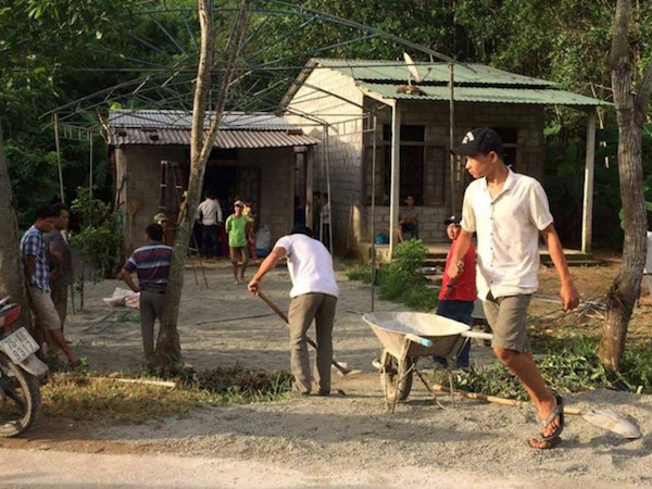 Cậu bé 13 tuổi bị sét đánh tử vong khi dùng điện thoại trong nhà