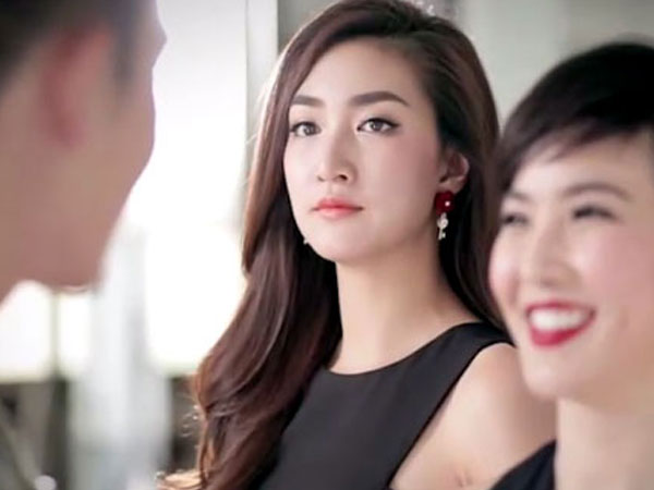 Chia tay 1 tháng, cô gái phát hiện người yêu cũ ôm ấp bạn thân trong quán karaoke