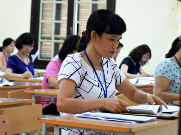 Giáo viên chấm thi ăn ngủ tại trường, không nghỉ Chủ nhật