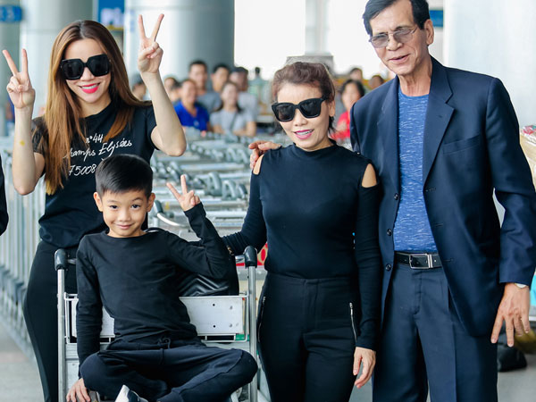 Hồ Ngọc Hà đưa bố mẹ và con trai đi Mỹ