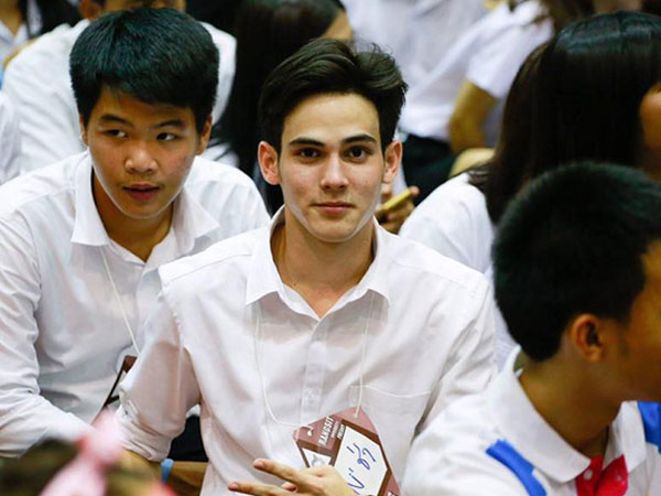 Hotboy áo sơ mi trắng khiến mọi cô gái "đổ gục" chỉ với một ánh nhìn