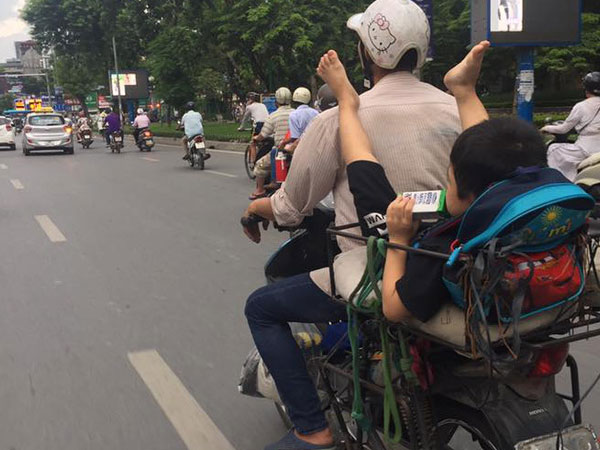 Khoảnh khắc trên phố Hà Nội khiến người ta vừa thương vừa giận