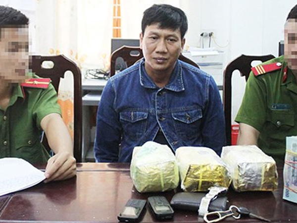 Mật phục bắt lương y vận chuyển 3 kg ma túy đá