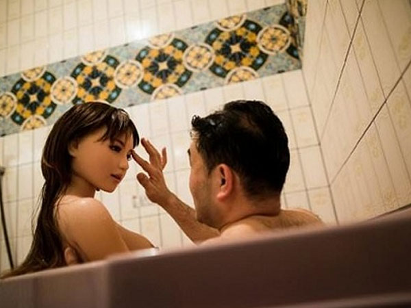 Người sống cùng vợ và búp bê tình dục dưới một mái nhà ở Nhật
